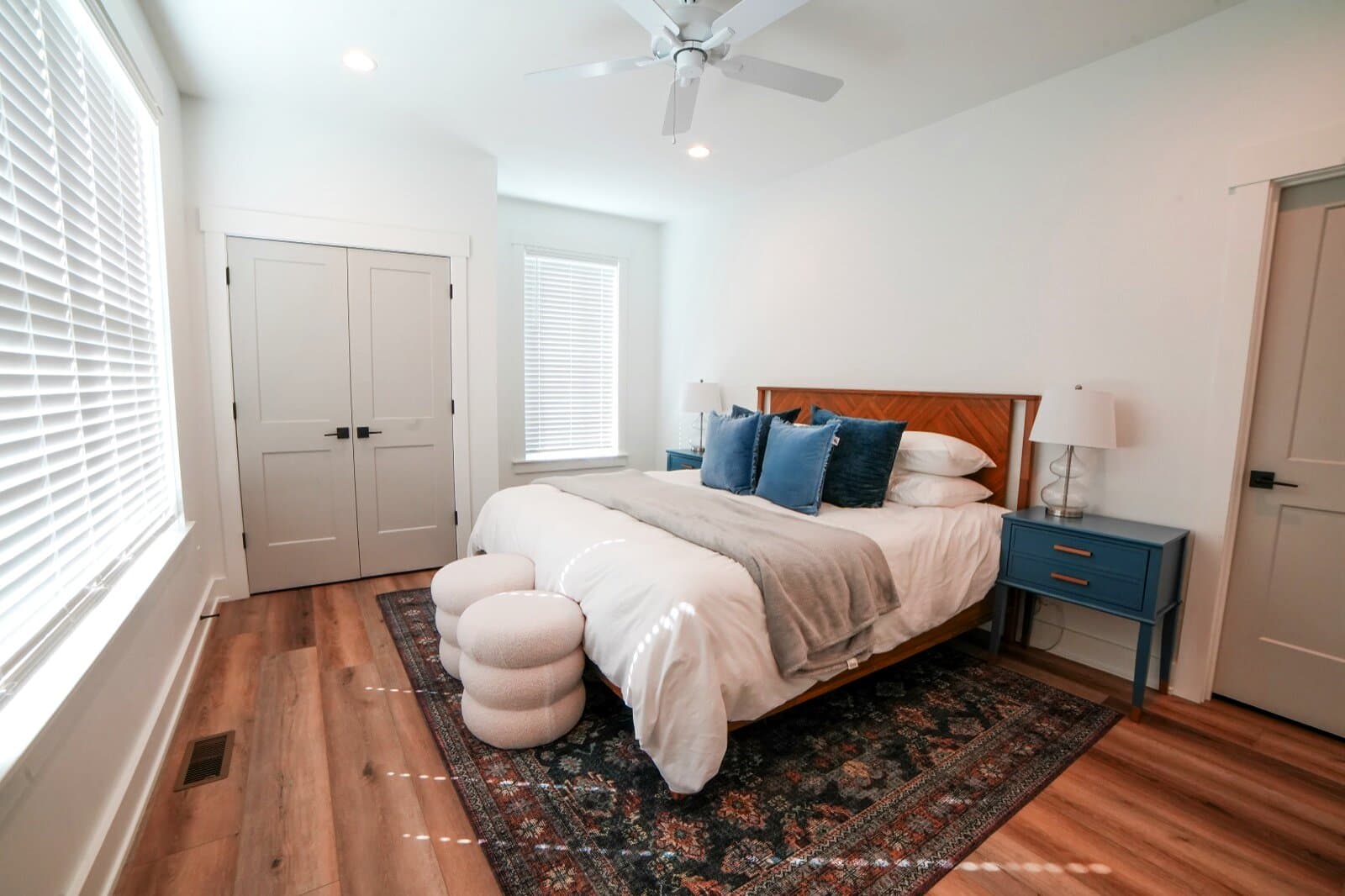 King · main floor (en suite) — King bed, en-suite bath