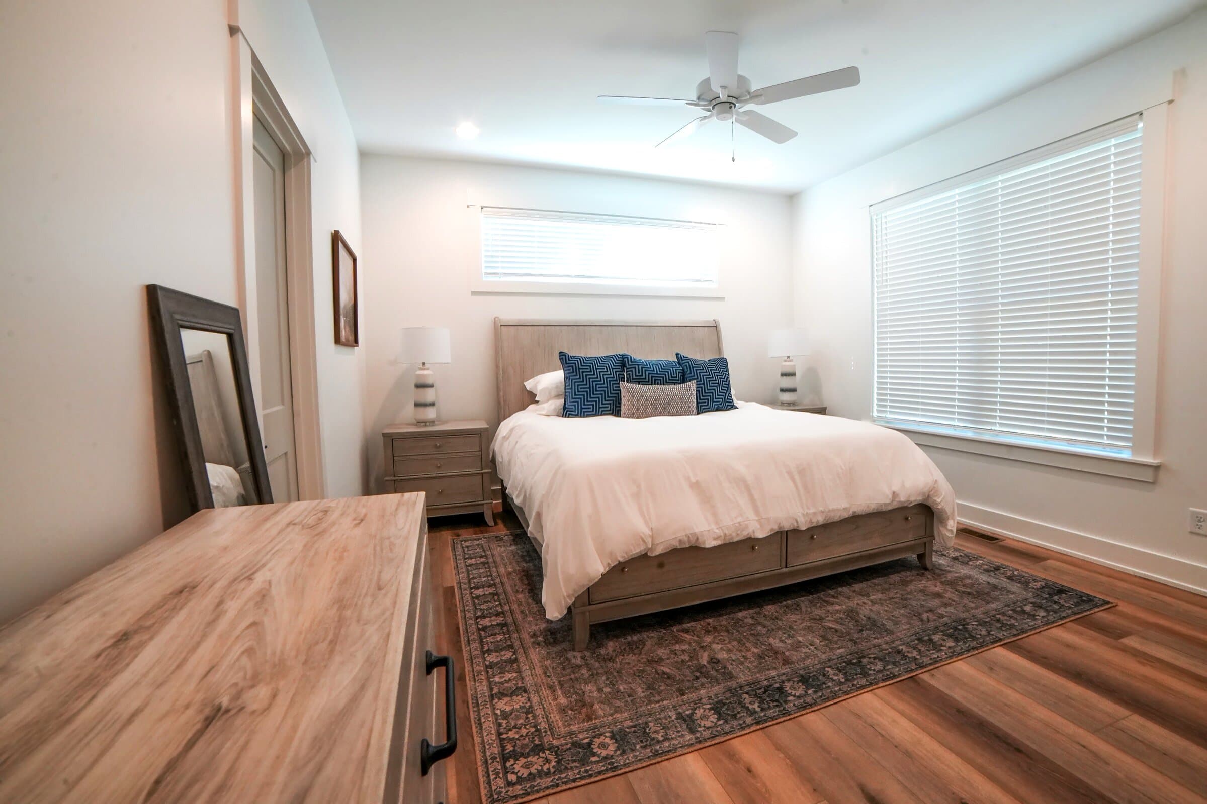 Master king · main floor — King bed, en-suite bath
